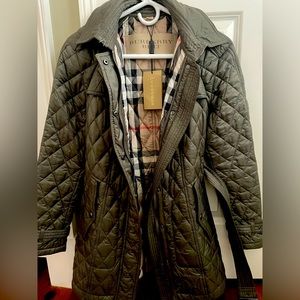 NEW NBW-  Burberry Finsbridge quilted jacket. Mink gray color.